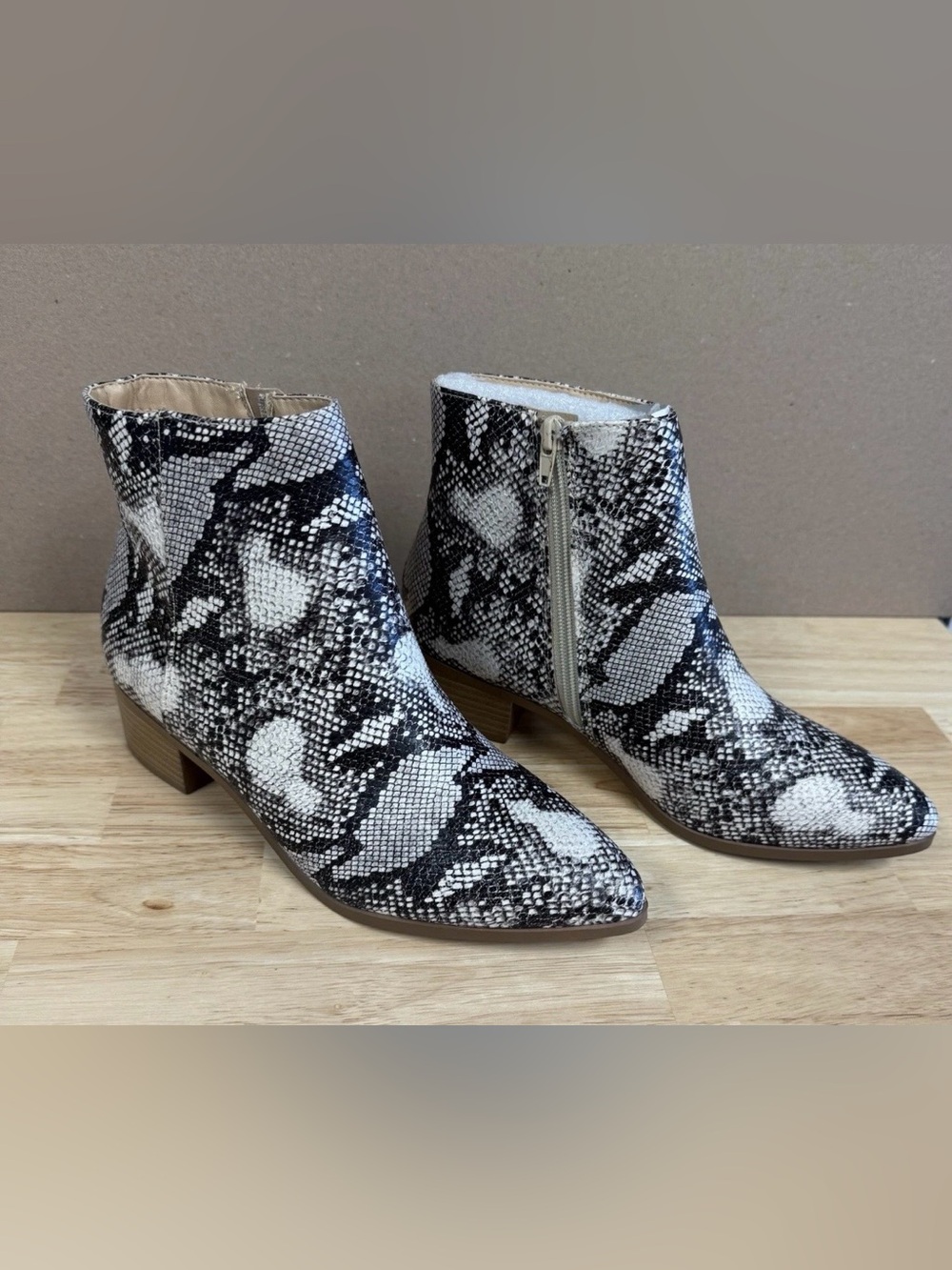 Cityclassified Black & White Snake Print Ankle Boots Women’s Size 9 New